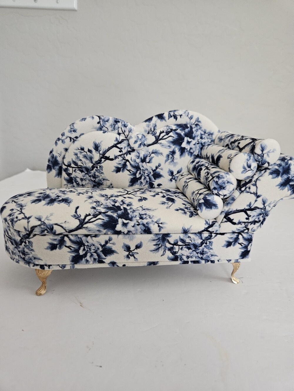 NWOT Mini Chaise Lounge Jewelry Box